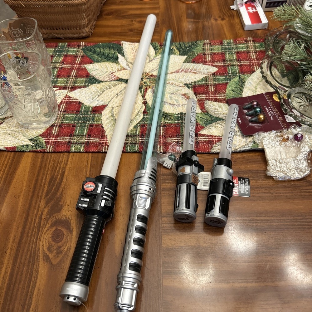 Lot 4 Star Wars Light Sabers Small M&M Plus 2 Large Work Replacement Bulbs
